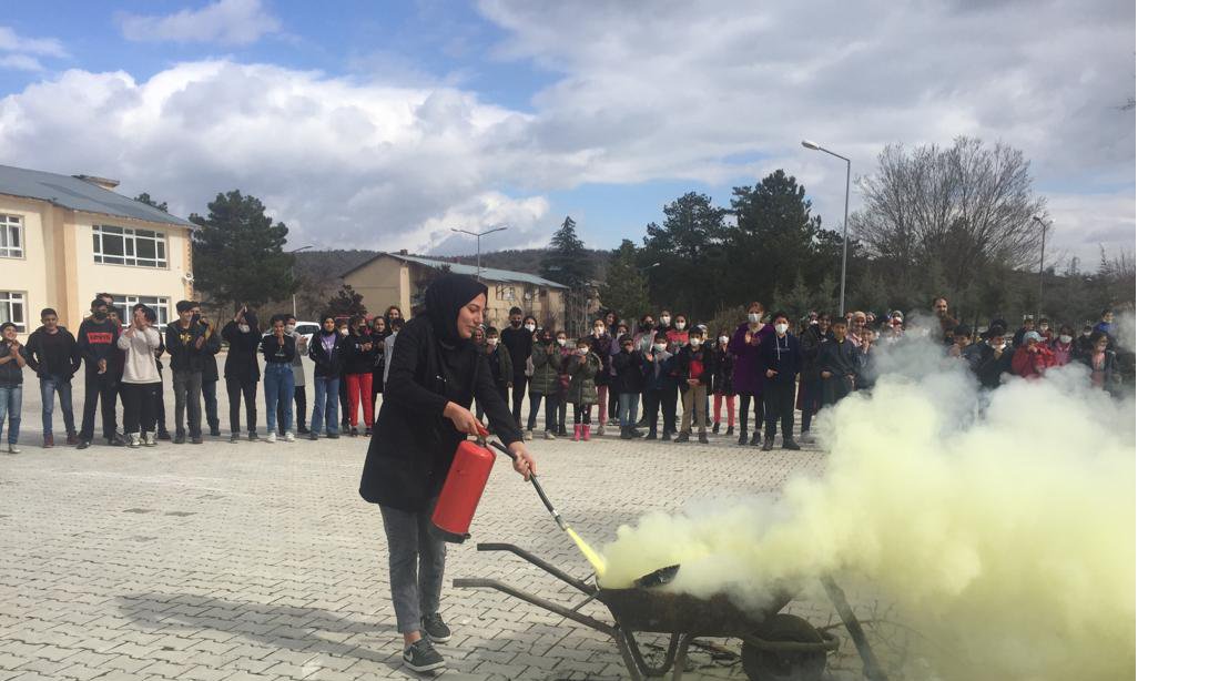 İlçemiz Okullarında Öğrenci ve Öğretmenlerimize Yönelik Yangın Söndürme ve Tahliye Tatbikatı Gerçekleştirildi